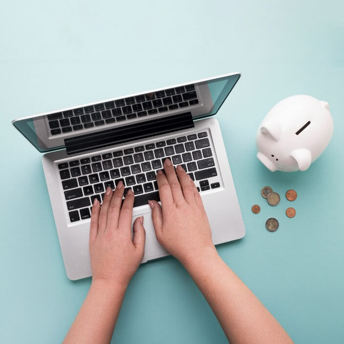 Weboldal készítés olcsón, malacpersely egy laptop mellett